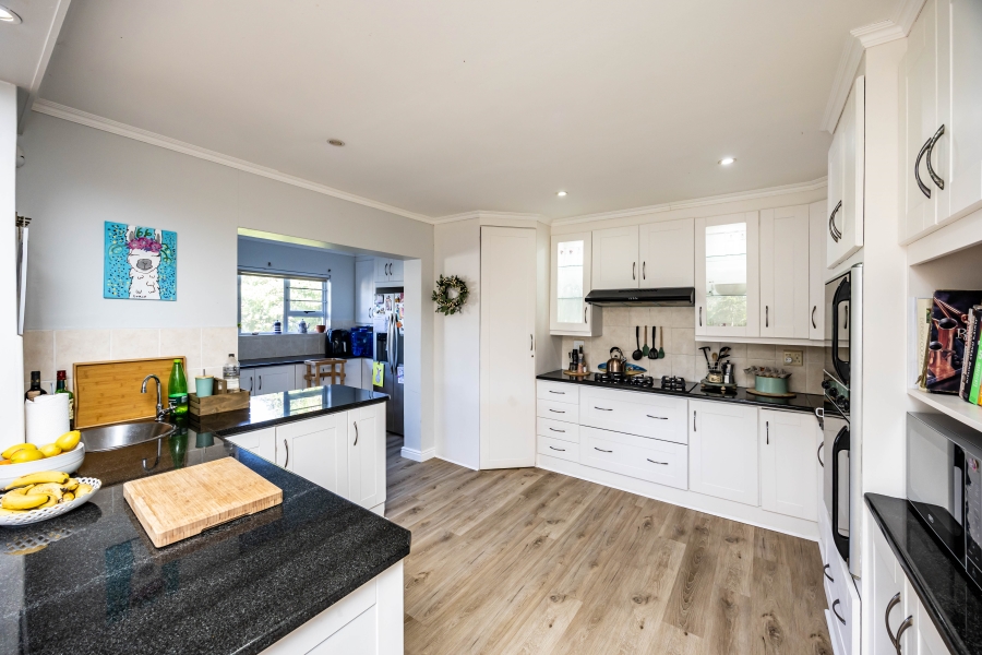 To Let 4 Bedroom Property for Rent in Kidds Beach Eastern Cape